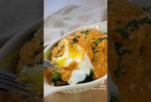 Eggs Florentine #recipeshorts #eggs #eggsflorentine #mornaysauce #breakfast #breakfastrecipes #food